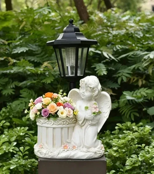 Jardinieră memorială solară cu înger îngenuncheat cu motiv floral SM26794