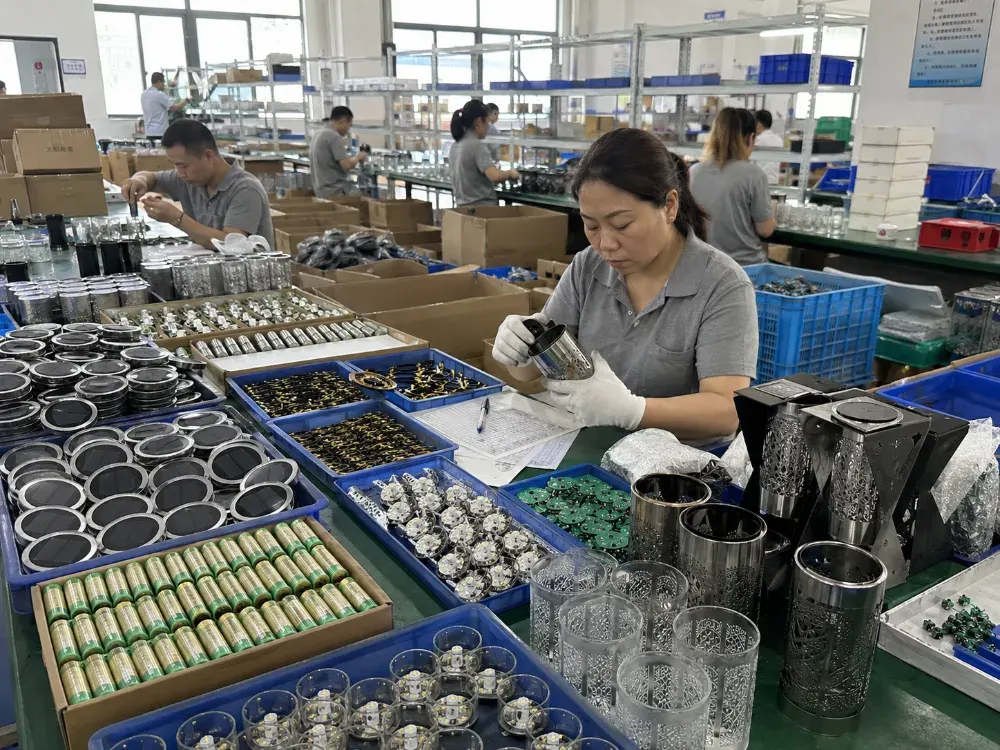 Productie si control pentru componente de candele solare in fabrica din China
